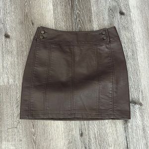 Free people vegan leather mini skirt in brown. Size 6 EUC